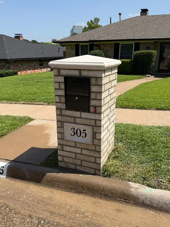 1737: Brick Mailbox with Pyramid Cap