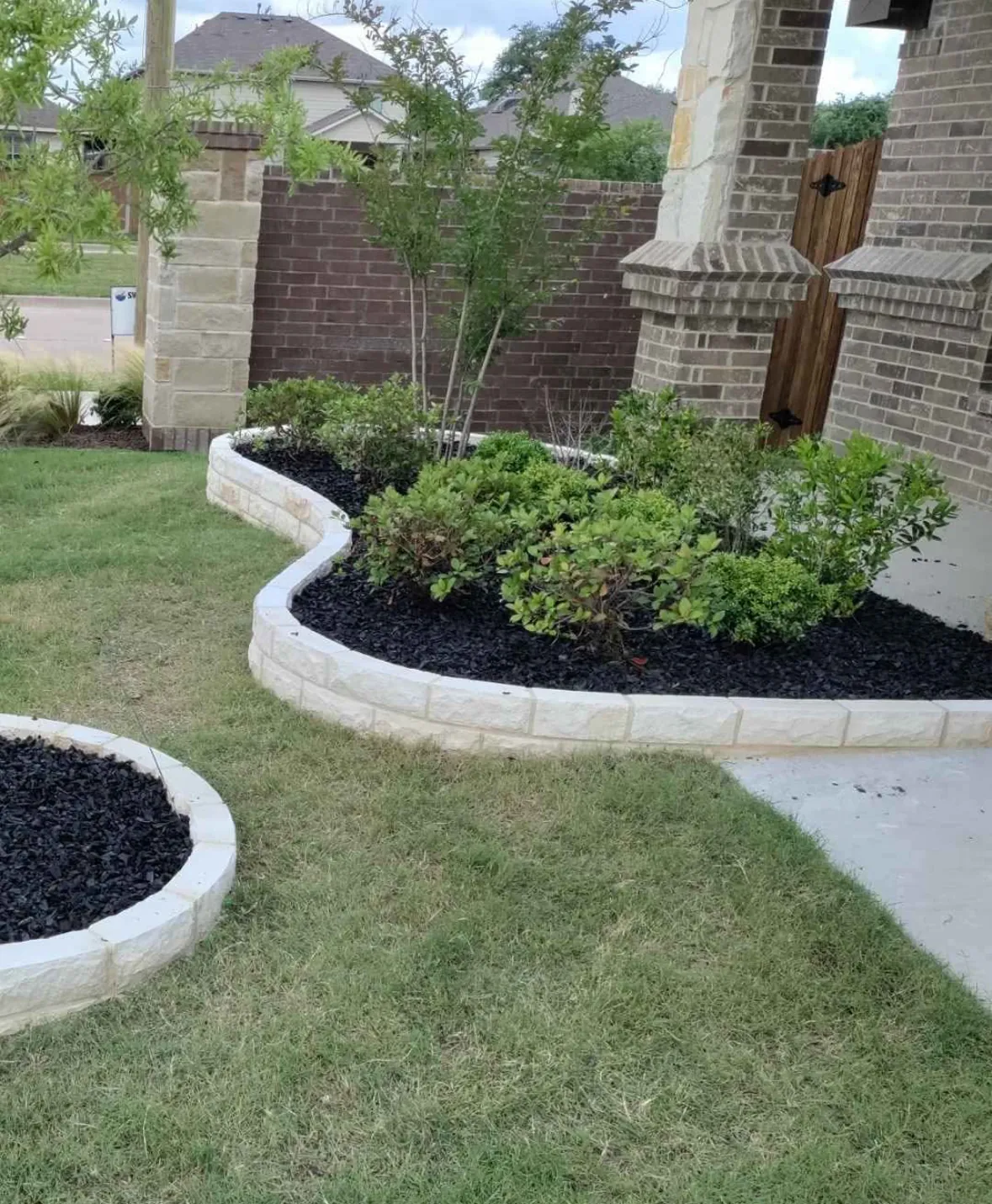White Austin Stone Border - Hudson Oaks, TX