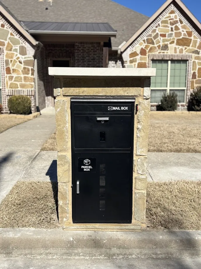 Locking Parcel Vault Mailbox with Leuders Cap