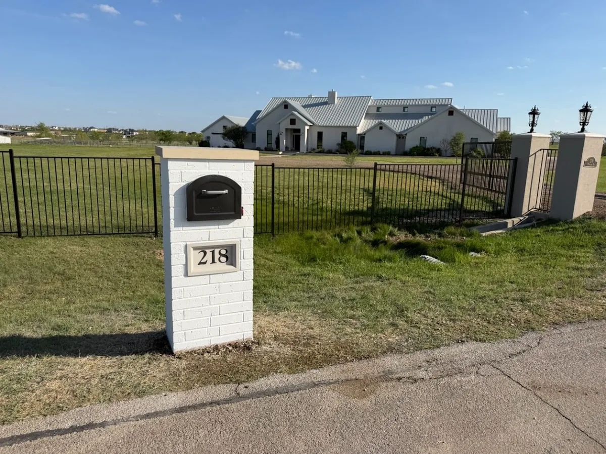 Painted White Brick Mailbox with Leuders Cap